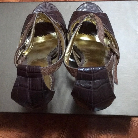 Shoes - Picture 6 of 8